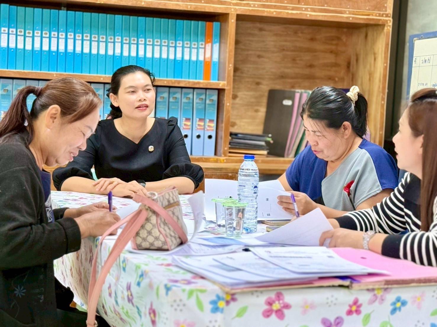 สพอ.วังน้ำเย็น ดำเนินการทำสัญญากู้ยืมเงินกองทุนพัฒนาบทบาทสตรี ประเภทเงินทุนหมุนเวียน อำเภอวังน้ำเย็น