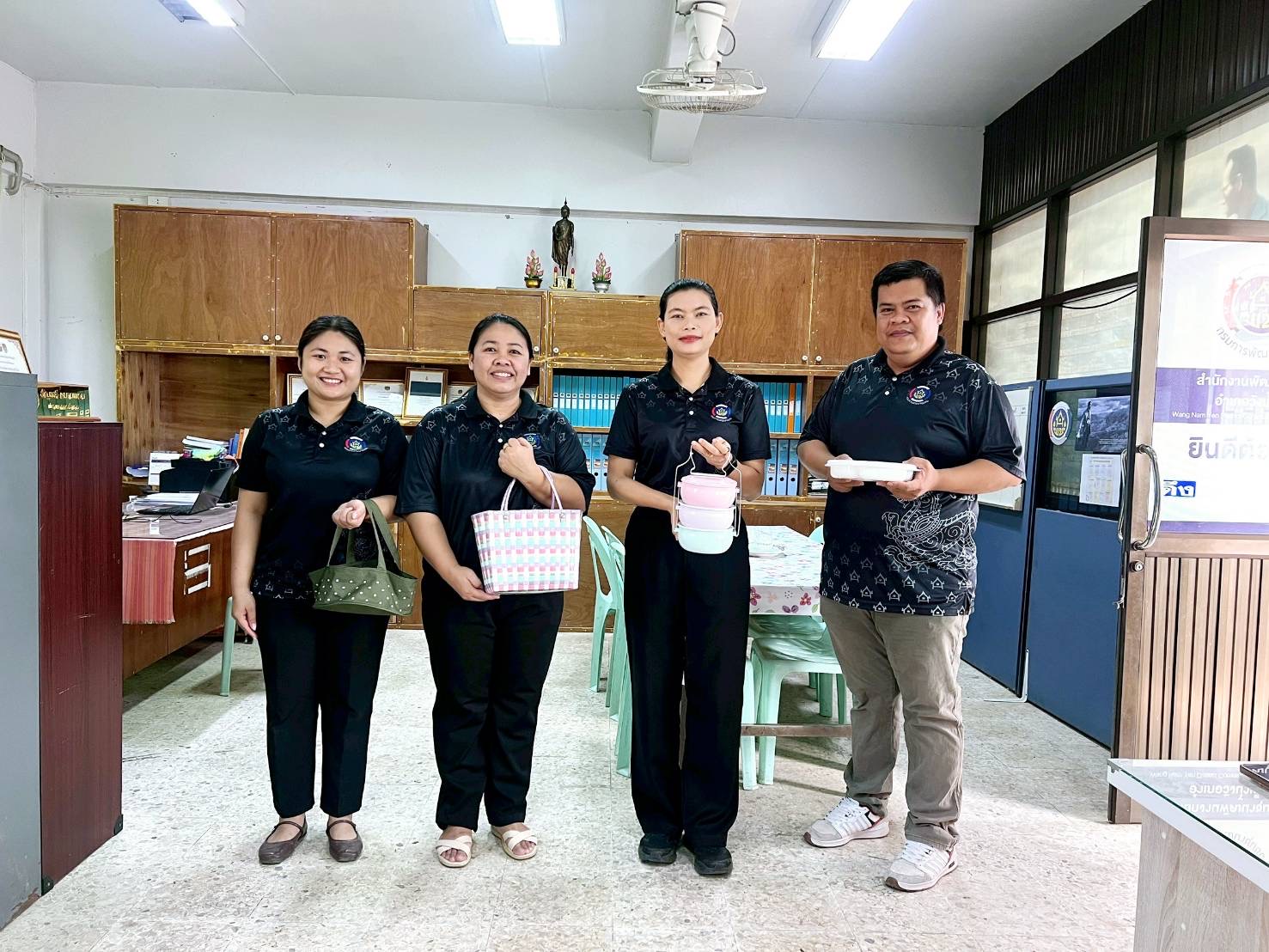 สพอ.วังน้ำเย็น ขับเคลื่อนกิจกรรมตามโครงการ "องค์กรคุณธรรม พช. ใสสะอาด" ประจำปี 2569 มุ่งเน้นการสร้างวัฒนธรรมองค์กรที่ดีด้วยการน้อมนำหลักปรัชญาของเศรษฐกิจพอเพียงมาปรับใช้ในชีวิตประจำวัน ผ่านกิจกรรมการ “หิ้วปิ่นโตห่อข้าวมากินร่วมกัน” เพื่อเสริมสร้างความสมัครสมานสามัคคีและลดภาระค่าใช้จ่ายให้กับบุคลากร