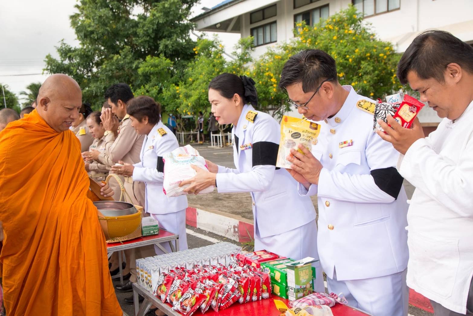  สพอ.วังน้ำเย็น ร่วมพิธีเจริญพระพุทธมนต์และทำบุญตักบาตร ถวายเป็นพระราชกุศล เนื่องในโอกาสพระราชพิธีมหามงคลเฉลิมพระชนมพรรษา ๔ รอบ สมเด็จพระนางเจ้าฯ พระบรมราชินี ๓ มิถุนายน ๒๕๖๙