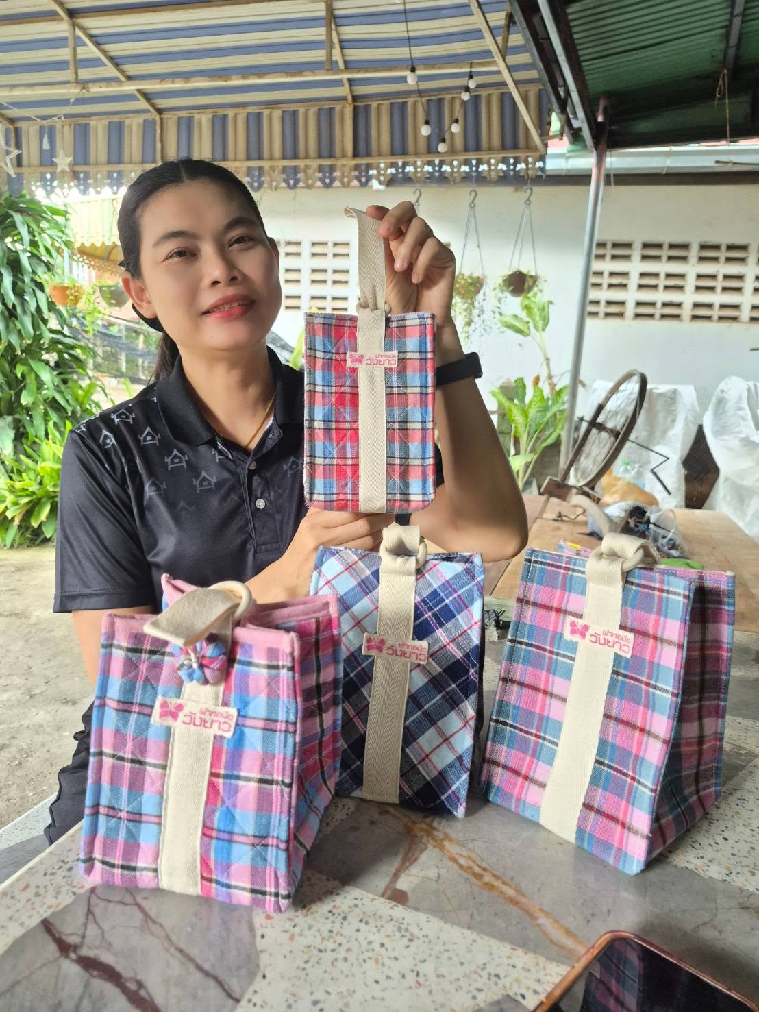 สพอ.วังน้ำเย็น เดินหน้าหนุนสินค้าชุมชน เปิดตัว “กระเป๋าสวยเก๋” ผ้าขาวม้าทอมือบ้านวังยาว 